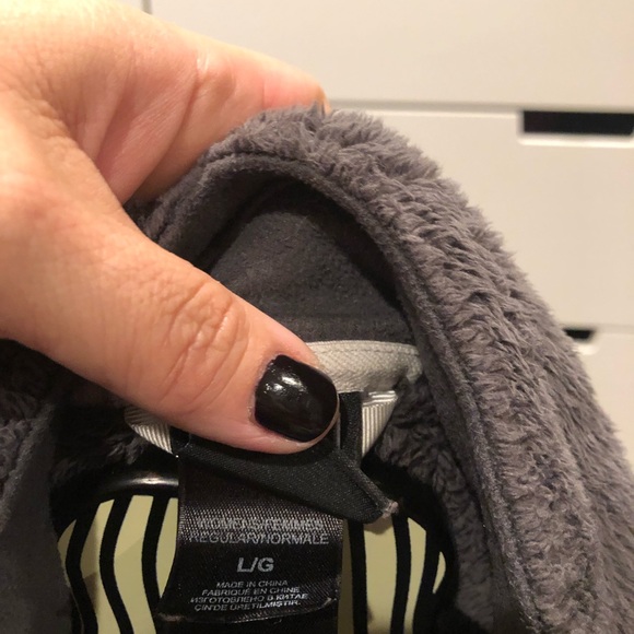 The North Face grey super soft jacket. PLUS FREE SHIPPING - Picture 3 of 3